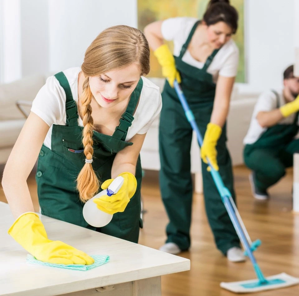 sprzątające kobiety